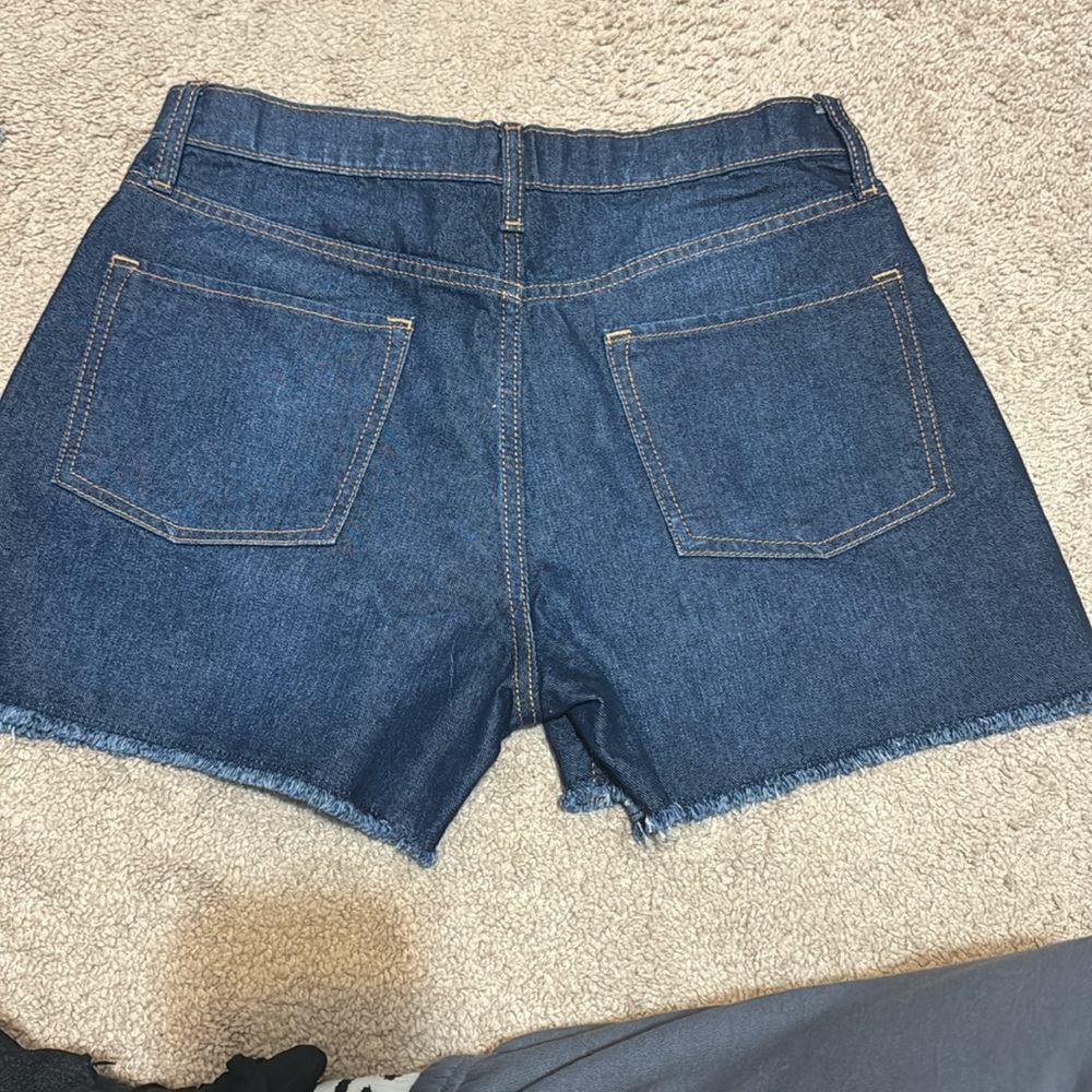 Shorts - Picture 2 of 3